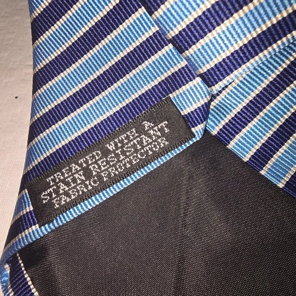 DUCK HEAD MENS SILK TIE STAIN RESISTANT BLUE AND NAVY DIAGONAL STRIPE EUC
